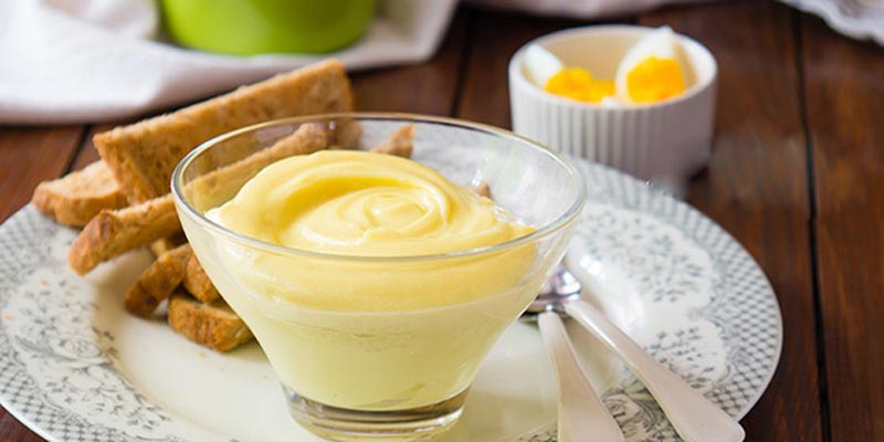 Khi làm xong, sốt Mayonnaise có hương vị chưa được chuẩn, bạn cần đặt nó vào ngăn mát tủ lạnh chừng 1 – 2 tiếng trước khi dùng.