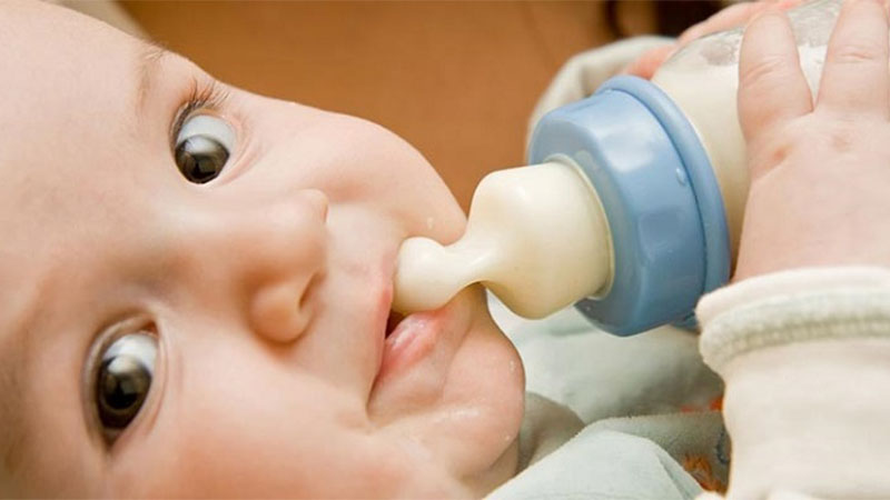 Dị ứng sữa ở trẻ em đặc biệt là trẻ sơ sinh thường xảy ra khi được nuôi bằng sữa công thức, đặc biệt là sữa bò