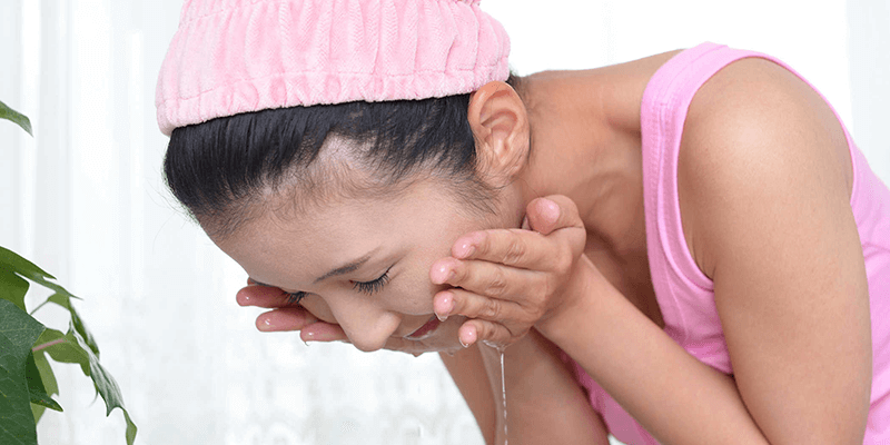 Học cách rửa mặt chuẩn cho da nhờn và da mụn