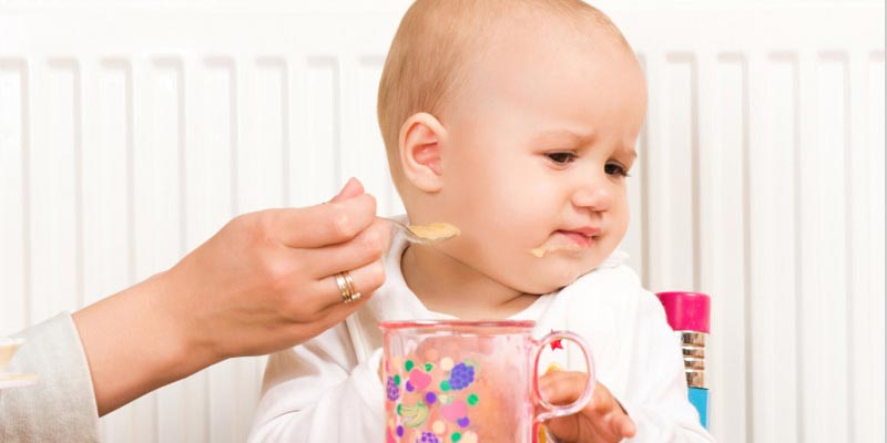 Tâm lý của trẻ dễ bị tác động nếu bị ép ăn quá mức, đặc biệt đối với trẻ biếng ăn. Điều này sẽ khiến việc ăn trở nên phản tác dụng.