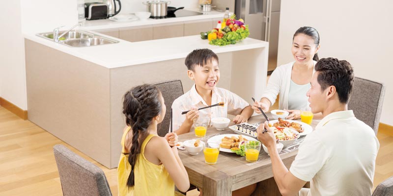 Trong bữa cơm gia đình, mọi người nên có mặt, cho trẻ ngồi vào ghế để học cách ăn uống của người lớn.