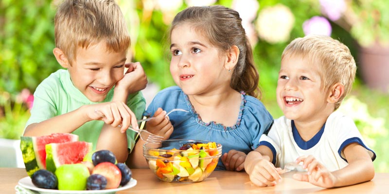 Thường xuyên bổ sung rau xanh, trái cây cho trẻ vào thực đơn hàng ngày.