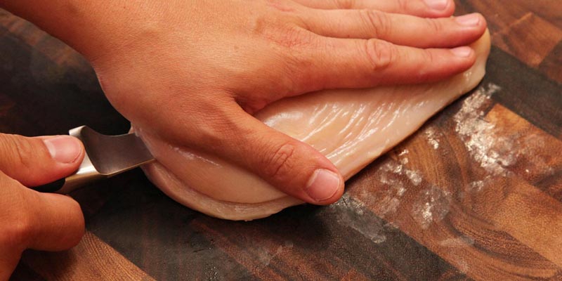Đôi khi lười thay dao mà các bà mẹ thường dùng dao thái thịt để chặt xương. Hậu quả là con dao dễ bị hư hỏng hoặc mẻ. Do đó, bạn cần dùng dao đúng mục đích của từng loại.