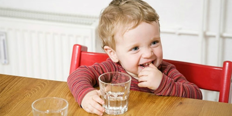 Cho trẻ uống bao nhiêu nước một ngày là đủ