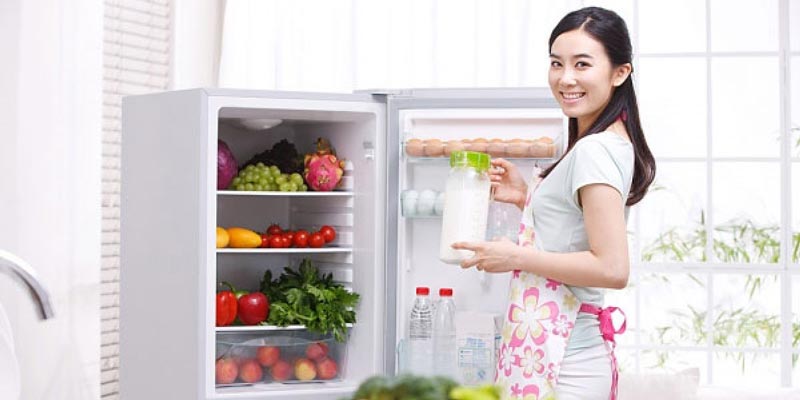 Hãy làm sạch tất cả các thực phẩm trước khi cho vào tủ lạnh. Không để thực phẩm tươi sống chung với các thực phẩm chín, nên để đồ chín ở ngăn trên, đồ sống ở ngăn dưới.