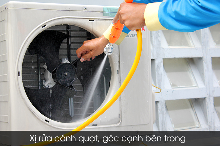 Xịt rửa bụi bẩn trên dàn nóng