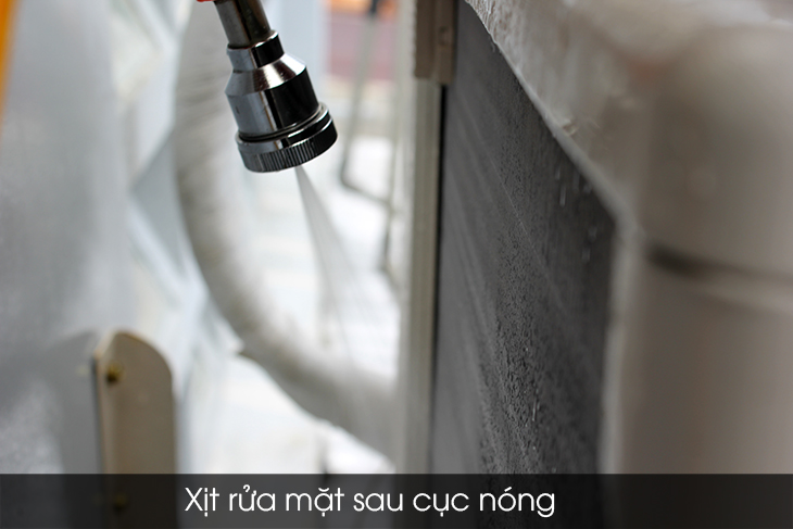 Xịt rửa mặt sau cục nóng