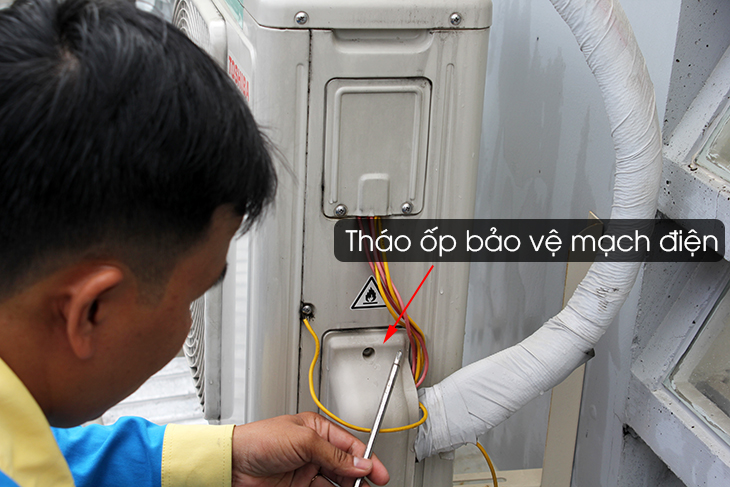 Tháo ốp bảo vệ mạch điện