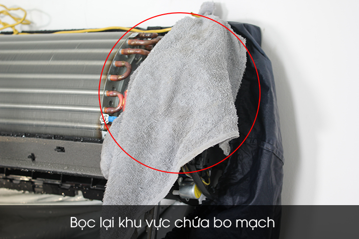 Dùng khăn khô hoặc bọc để bọc lại bo mạch