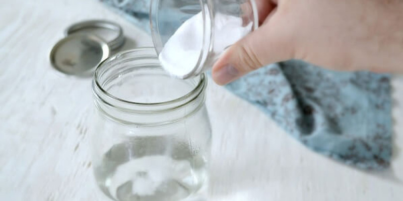 Dùng dung dịch nước muối sinh lý đóng chai, hoặc pha chế nước muối đúng cách