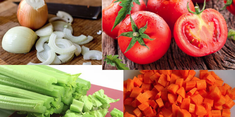 Bí quyết để có sốt cà chua ngon chính là 4 nguyên liệu cơ bản: hành tây, cần tây, cà chua và cà rốt được thái nhỏ
