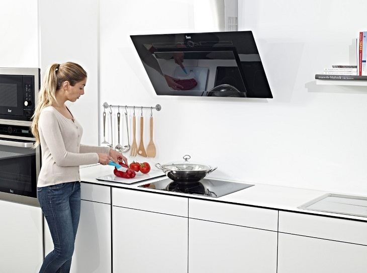 Máy hút mùi điện - Với máy hút mùi điện hiện đại, không còn cảm giác khó chịu khi nấu nướng trong nhà nhờ tính năng hút mùi tuyệt vời của nó. Bạn sẽ tận hưởng một không gian sạch sẽ và thơm ngon, khiến cho các buổi ăn tối cùng gia đình trở nên đặc biệt hơn.