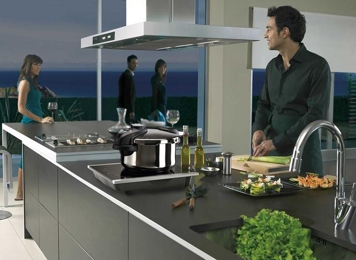 Bạn sẽ thoải mái sinh hoạt trong không gian bếp lúc đang nấu nếu trang bị máy hút mùi