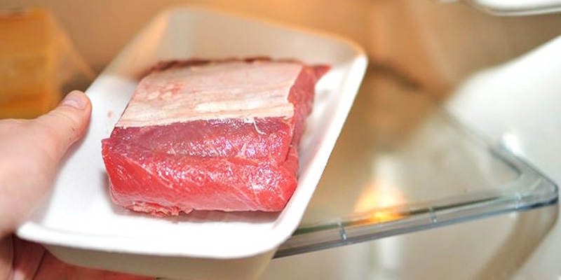 Thịt cá mua về bạn nên rửa sạch và nếu được dùng hút chân không trước khi trữ vào ngăn đông tủ lạnh. 