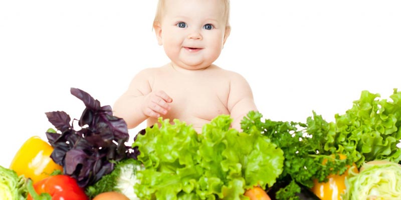 Các mẹ cần bổ sung khoai tây, cà rốt, củ cải hoặc các loại cải xanh cho bé tránh tình trạng táo bón xảy ra.