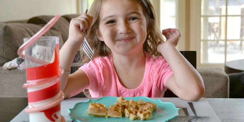 Nhấn vào ảnh để phóng to Tốt nhất là nên cho bé ăn đồ đã được nấu chín để bé được khỏe mạnh, an toàn.