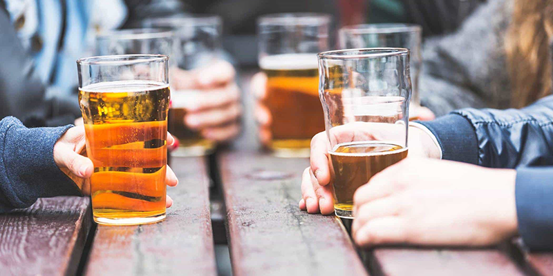 Rượu, bia được xem là kẻ thù của người đang điều trị bằng thuốc kháng sinh