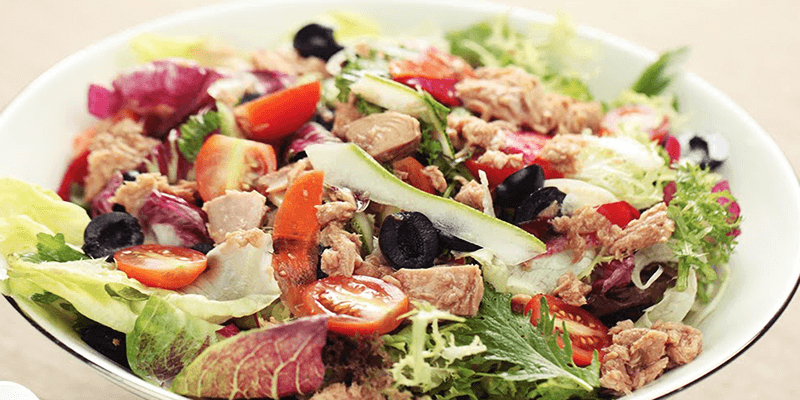 Salad cá ngừ kết hợp cùng nước sốt mè rang Kewpie rất dễ chế biến