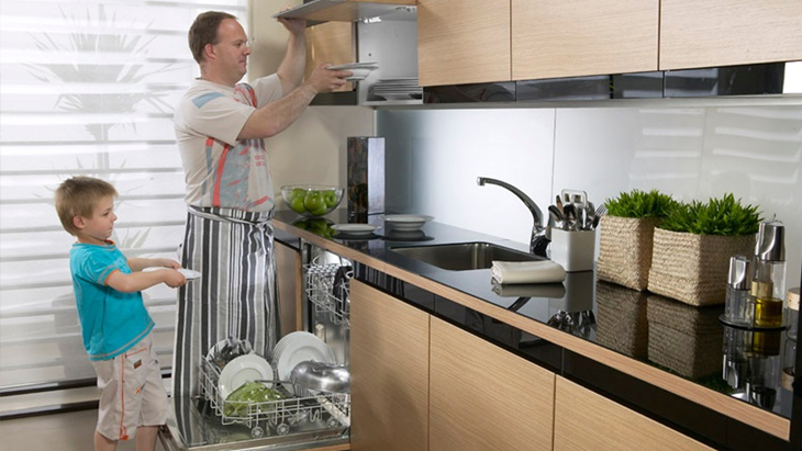 10 điều cần làm trước khi về quê ăn Tết > Rửa sạch chén bát cất vào tủ để bảo quản