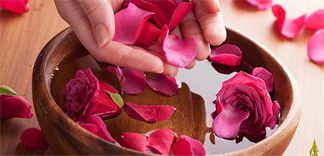 Làm đẹp da bằng phương pháp xông hơi hoa hồng