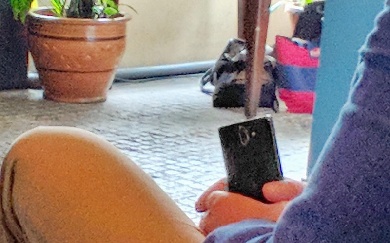 Nokia 9 với màn hình OLED cong tràn cạnh bị phát hiện ngoài đời thực - ảnh 2 Nokia 9 với màn hình OLED cong tràn cạnh bị phát hiện ngoài đời thực - ảnh 2