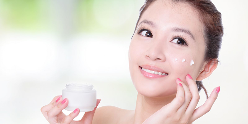 nên ưu tiên chọn những sản phẩm có thành phần cấp ẩm tốt cho da, bổ sung collagen cho da hằng ngày