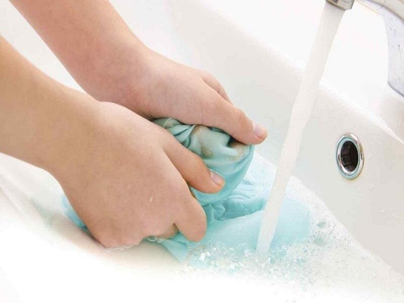 5 nguyên nhân làm cho xả vải không thơm khi giặt máy, cách khắc phục > Cho nước xả trực tiếp bằng tay