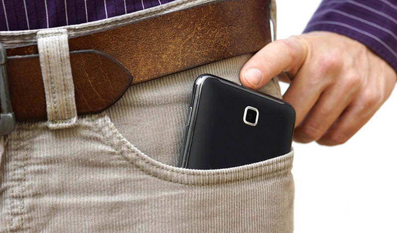 Smartphone nhỏ gọn trong túi quần