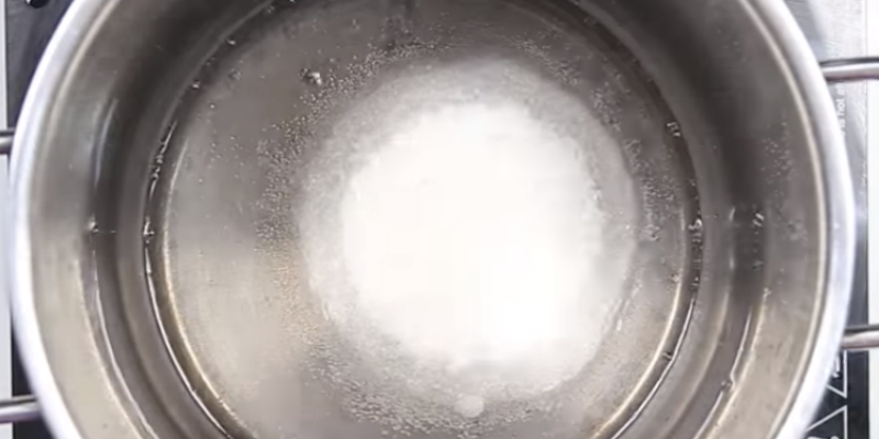 Đun gelatin với đường để làm tiếp kẹo dẻo các màu khác