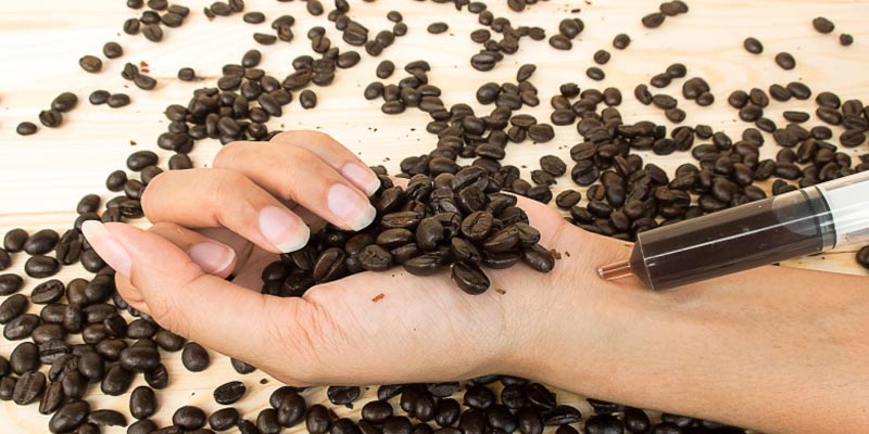 Hầu hết mọi người đều nghĩ rằng caffeine là chất gây nghiện vì đang dùng mà bỏ đột ngột sẽ gây ra các triệu chứng như: đau đầu, mệt mỏi, lo lắng, dễ kích động, tâm trạng uể oải, khó tập trung.