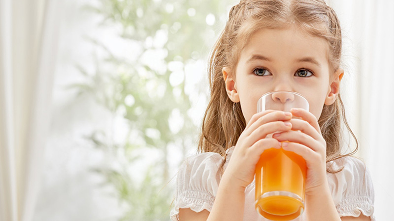 Uống nước cam 1 đến 2 tiếng sau khi ăn 