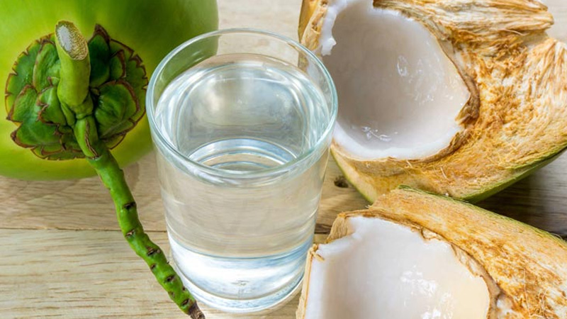 Nước dừa có tính hàn, nên thời điểm tốt nhất để uống nước dừa là vào buổi trưa hoặc buổi sáng