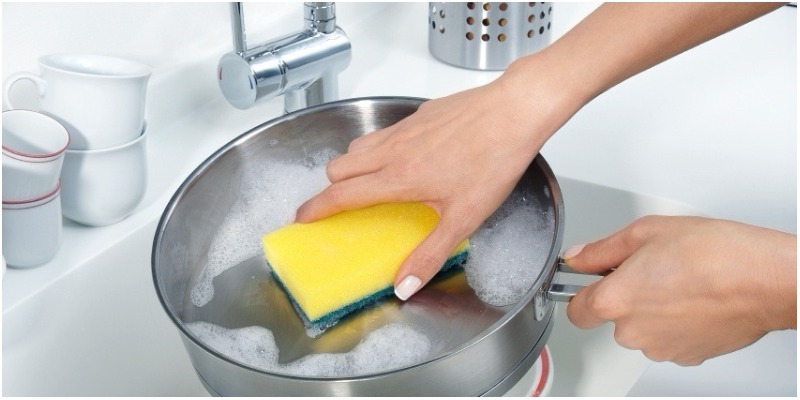Miếng rửa chén là ổ vi khuẩn trong bếp