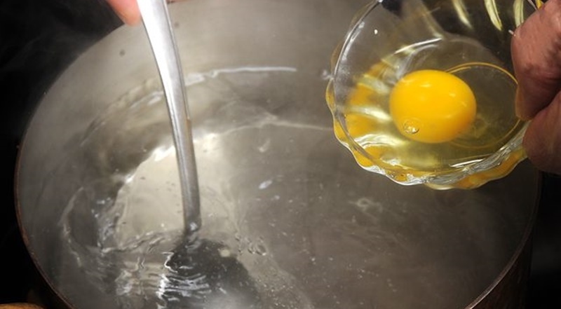 Không đập thẳng trứng vào nồi mà nên đập vào chén rồi mới cho vào nồi