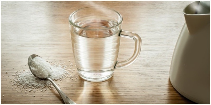 Muối và nước ấm cũng giúp giảm vị cay