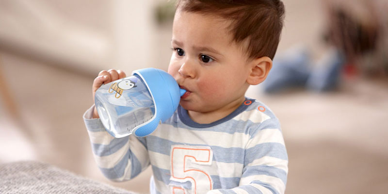 Cho bé uống nước thường xuyên để giúp bé không bị mất nước 