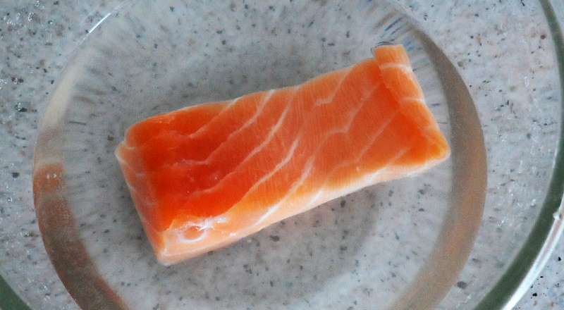 Ngăn Albumin thoát khỏi cá hồi khi nấu, bạn nên ngâm cá hồi trong nước muối