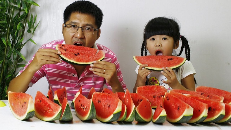 Những mối nguy hại khi ăn dưa hấu ngày hè