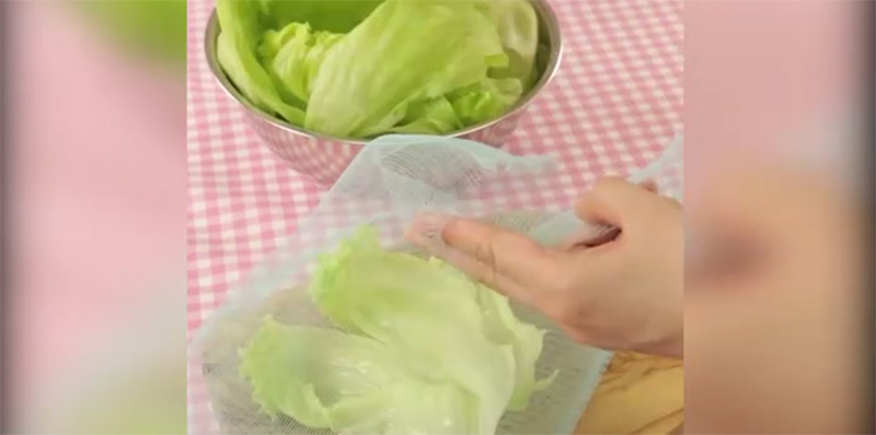First, put the lettuce in a mesh bag, then put everything in a clean plastic bag.