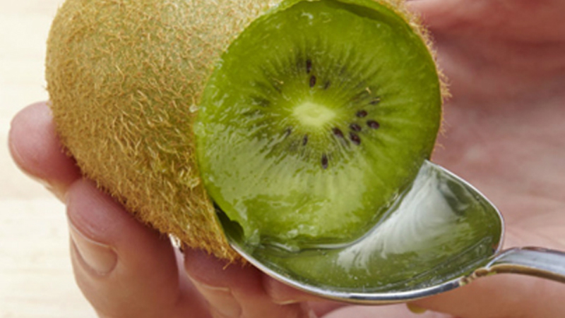 Dùng muỗng xoay tròn để múc kiwi
