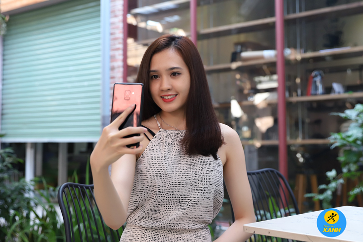 Với các mẫu iPhone Xs và Xs Max mới nhất, Apple đã tích hợp tính năng xoá phông trực tiếp vào camera. Không còn cần phải bận tâm đến phông nền hay chỉnh sửa ảnh sau khi chụp nữa, bạn chỉ cần bật chế độ xoá phông trên thiết bị của mình và chụp ảnh. Kết quả sẽ khiến bạn ngỡ ngàng bởi sự đẹp và chuyên nghiệp.