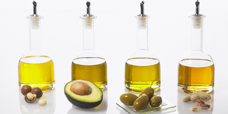 Omega 3 có nhiều trong dầu hạt cải, dầu lạc, dầu olive.