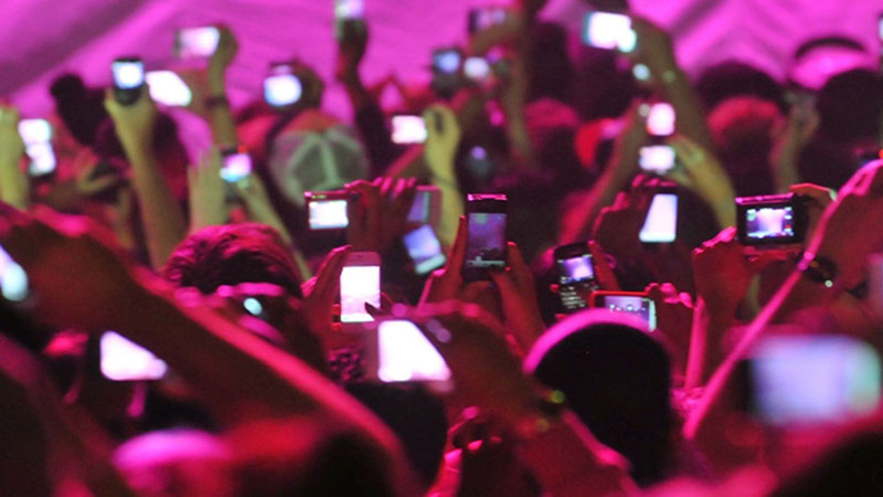 Sử dụng điện thoại tại show ca nhạc