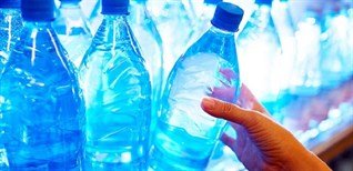 Thực hư chuyện dùng chai nhựa đựng nước để trong tủ lạnh gây ung thư