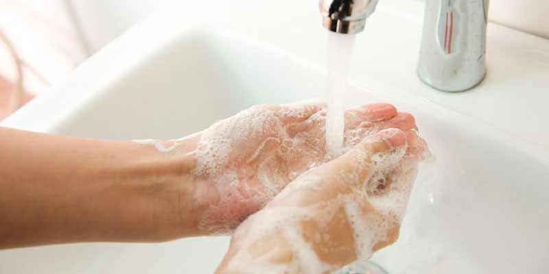 Rửa tay sạch trước khi ăn