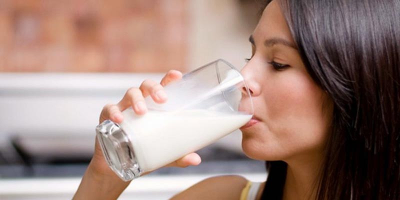 Hãy tập uống sữa với lượng nhỏ hoặc thêm sữa vào món sinh tố để hệ tiêu hóa làm quen dần.