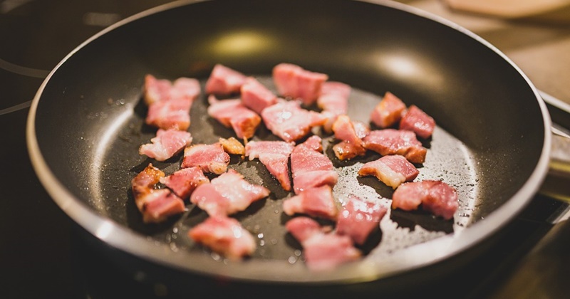 Cho thịt vào chảo quá sớm sẽ làm thịt nhanh dính vào đáy chảo, chín không đều 