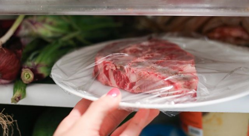 Thịt lấy thẳng từ tủ lảnh còn đang lạnh nếu nấu ngay thường chín không đều
