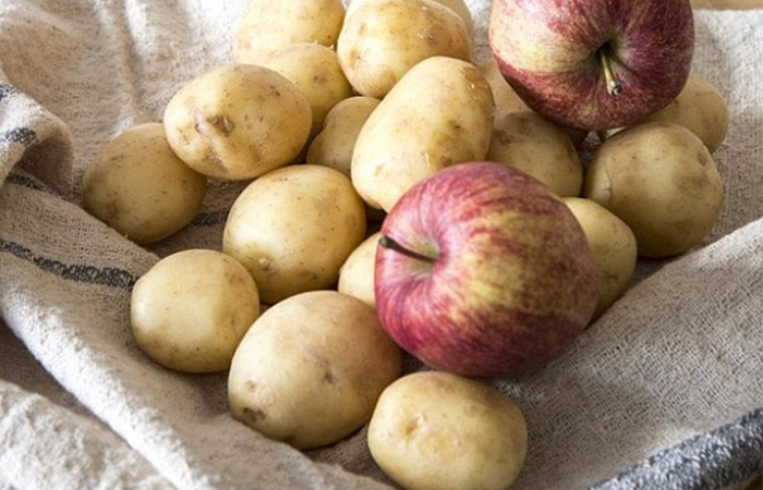 Bảo quản khoai tây bằng táo