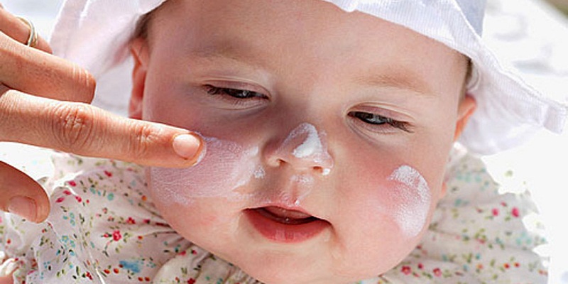 Bôi vitamin B1 lên da là một cách chống muỗi đốt nên áp dụng cho các bé nhỏ.